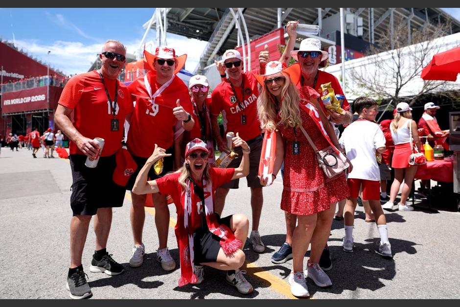 Aficionados canadienses llegan antes del partido del Grupo B de la Copa Mundial de la FIFA 2026 entre Canad&aacute; y Bosnia y Herzegovina en el Estadio de Toronto. (Foto: AFP)