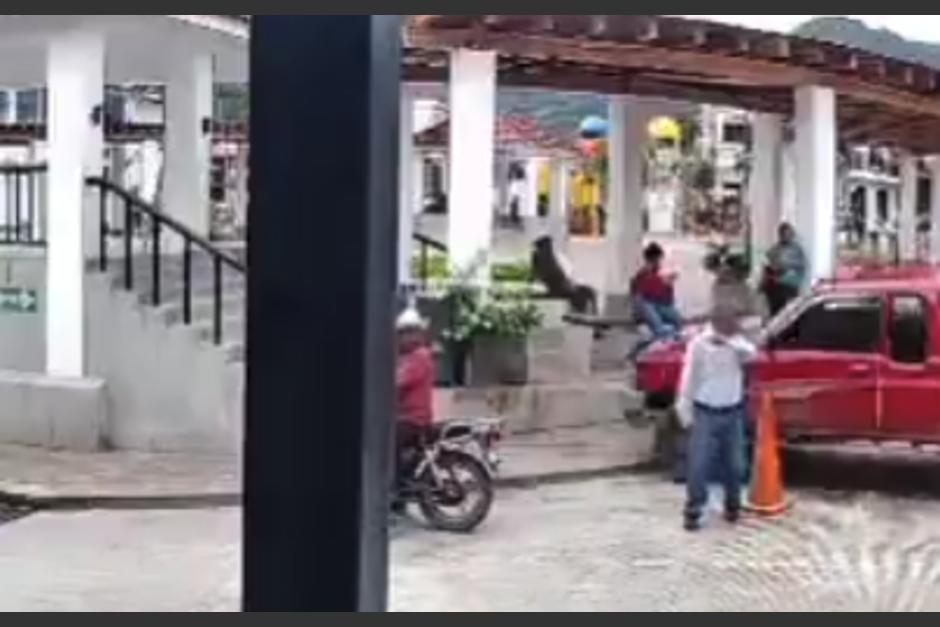 Conductor se empotra en parque de Chimaltenango