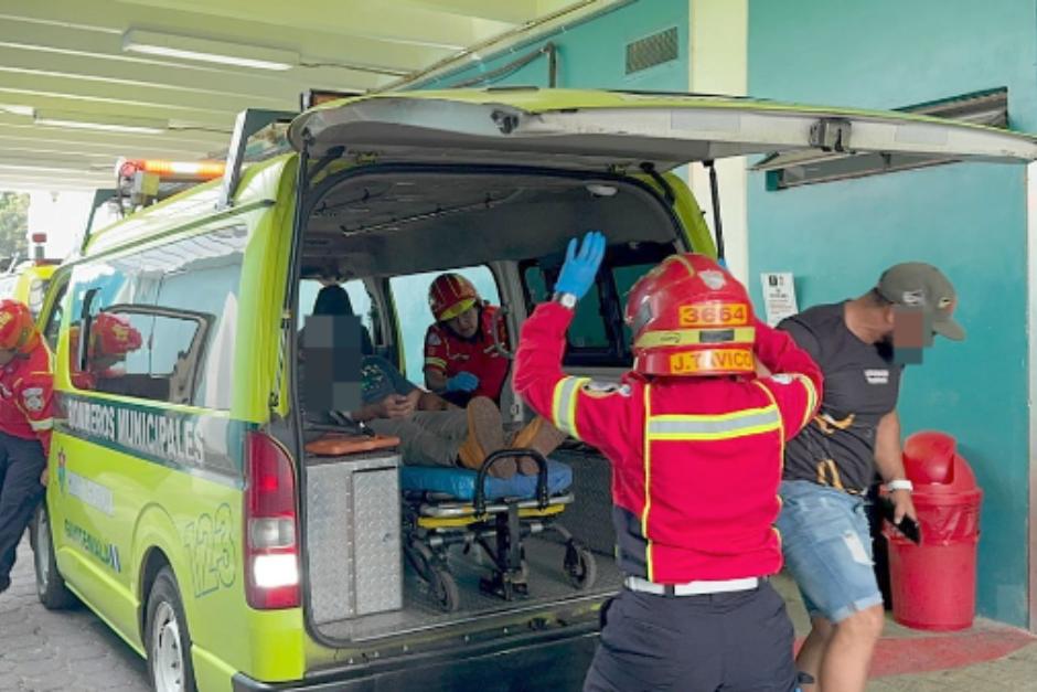 La v&iacute;ctima fue ingresado a la sala de urgencias del hospital del seguro social en la zona 4 de Mixco.&nbsp;(Foto: CMB)