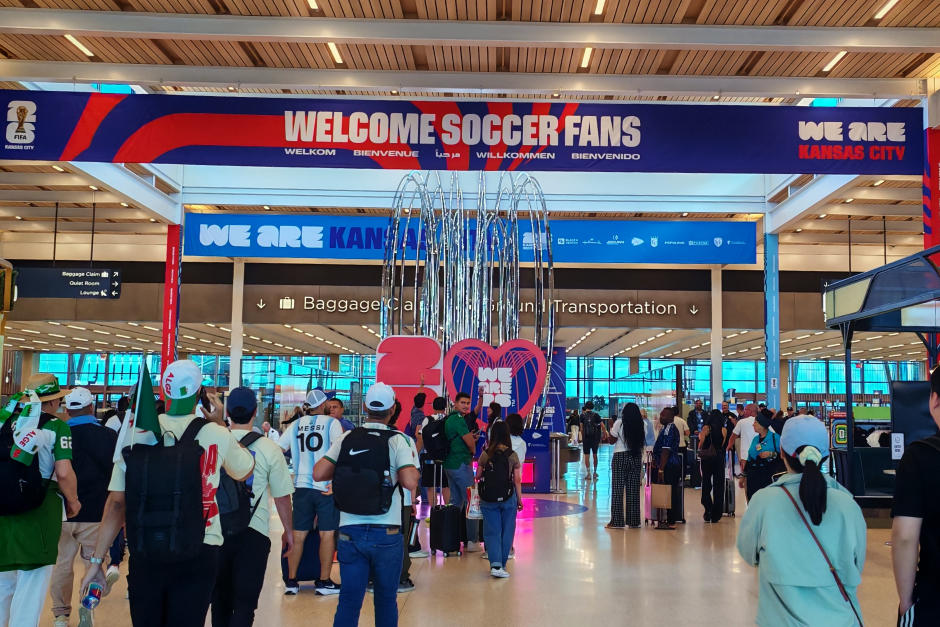 Ingreso al aeropuerto de Kansas con un cartel "Bienvenidos fan&aacute;ticos del f&uacute;tbol". (Fotograf&iacute;a por: Ana Luc&iacute;a Castillo / Soy502)