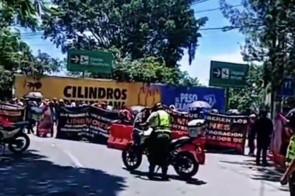 Manifestantes bloquean el paso en la zona 13 capitalina. (Foto: Captura de video)