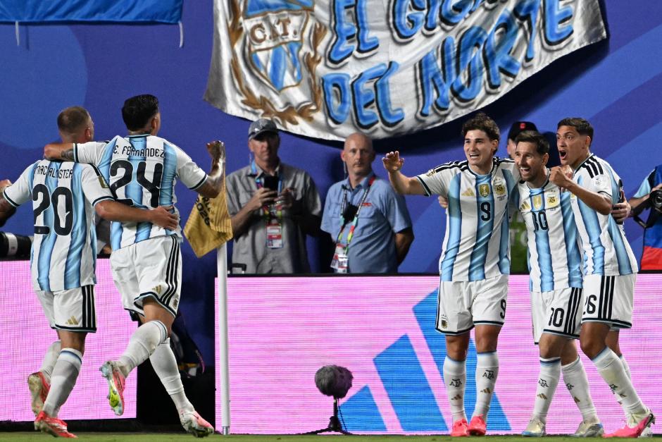 Messi consigui&oacute; un triplete con el que ya igual&oacute; la marca de m&aacute;ximo artillero mundialista de Miroslav Klose, con 16 dianas. (Foto: AFP)