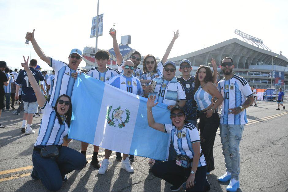 Guatemaltecos y de la Albiceleste. Este grupo de amigos pos&oacute; con la bandera para el lente de Soy 502. (Foto: Rudy Mart&iacute;nez)