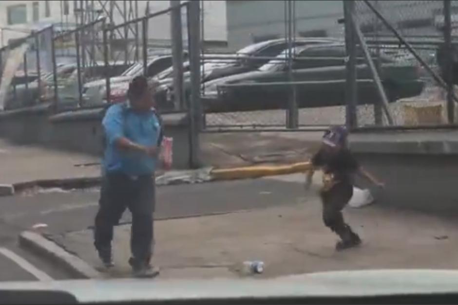 Emotiva escena: vendedor y su hijo juegan f&uacute;tbol con una botella