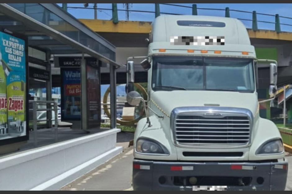 El tr&aacute;iler qued&oacute; atorado, por lo que no hay paso. (Foto: Transmetro Guatemala)