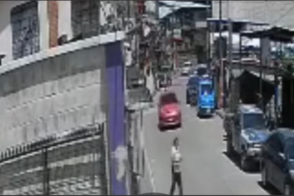 La mujer cruzaba la calle cuando fue arrollada. (Foto: captura de video)