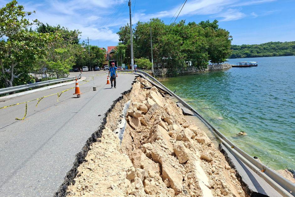 El puente colaps&oacute; en gran parte y ha afectado el turismo hacia la Isla de Flores, en Pet&eacute;n. (Foto: Carlos Pel&aacute;ez/Colaborador)
