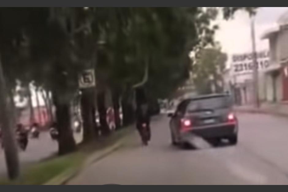 Ambos se bajaron de sus veh&iacute;culos para enfrentarse a golpes. (Foto: captura de video)