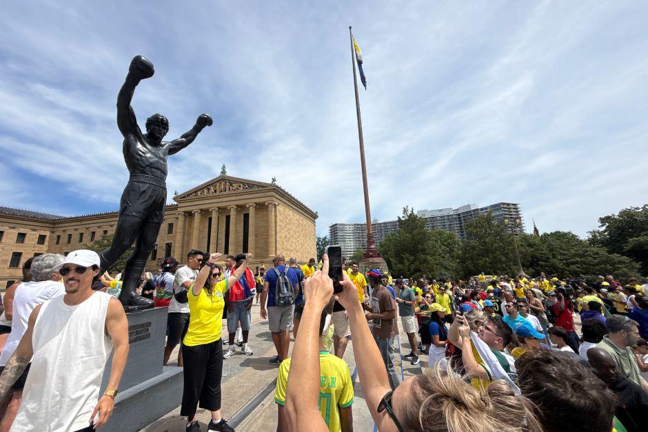 Los brasile&ntilde;os llegaron en buen n&uacute;mero a la ciudad de Filadelfia para tomarse fotos en el ic&oacute;nico lugar. (Foto: Pedro Mijangos)