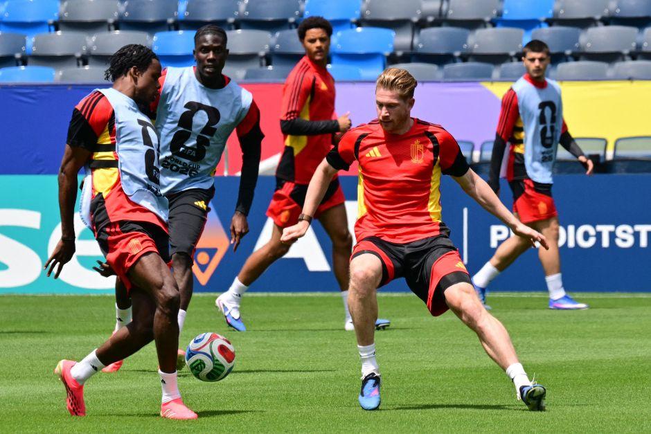 Kevin De Bruyne fue parte de las pr&aacute;cticas de los diablos rojos. (Foto: AFP)