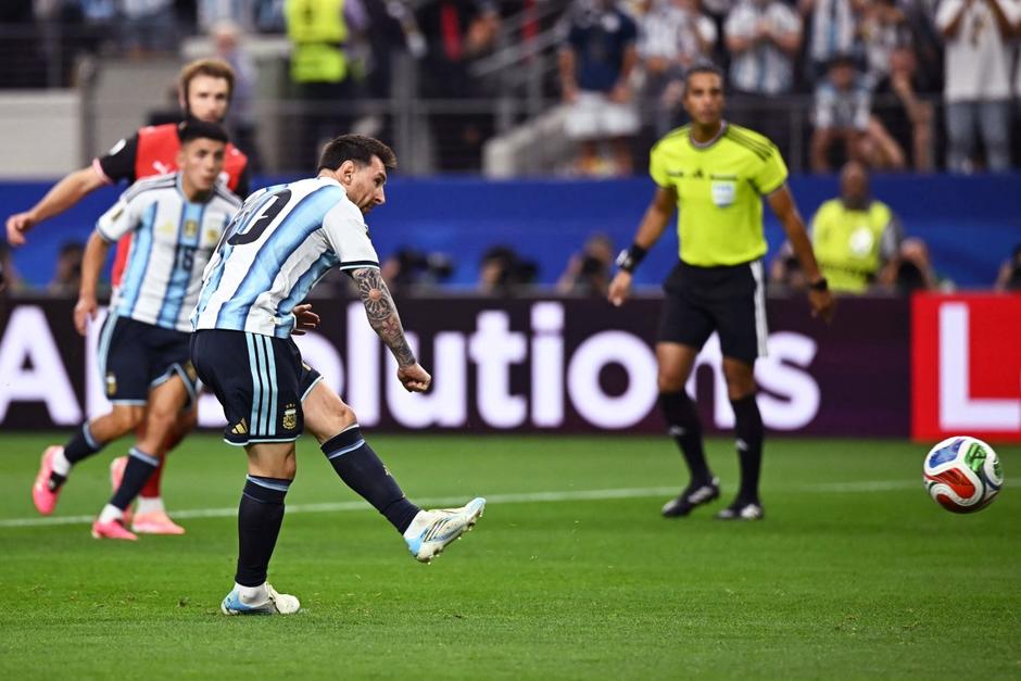 Leo Messi patea el penal frente a Austria, que termin&oacute; fallando. (Foto: AFP)