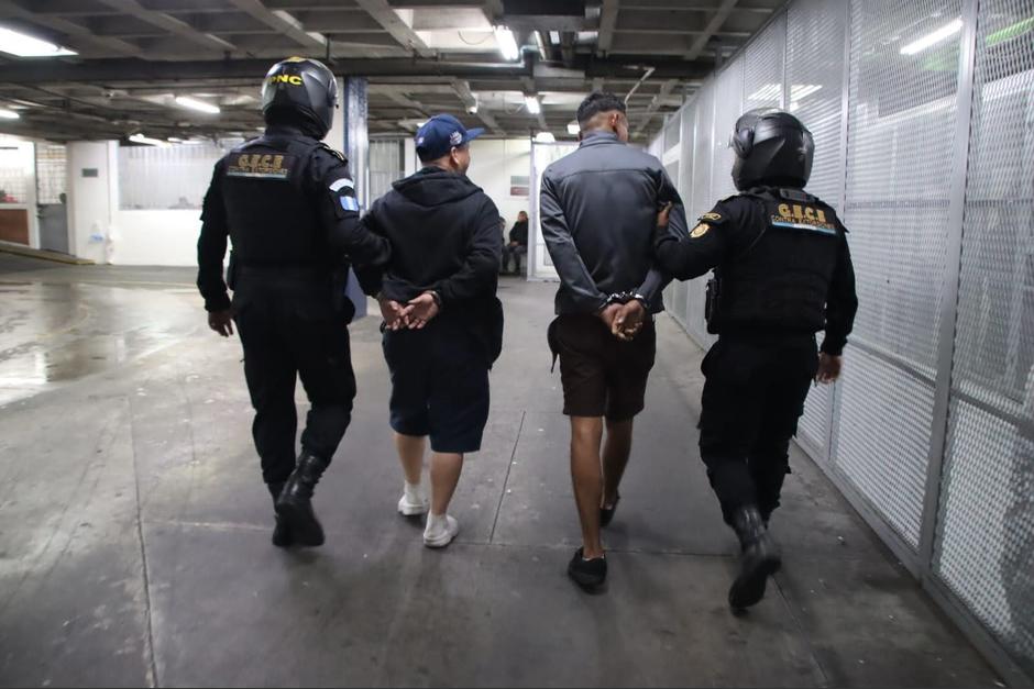 Los sindicados asaltaban a un&nbsp;joven en la calzada San Juan, zona 7. (Foto: PNC)