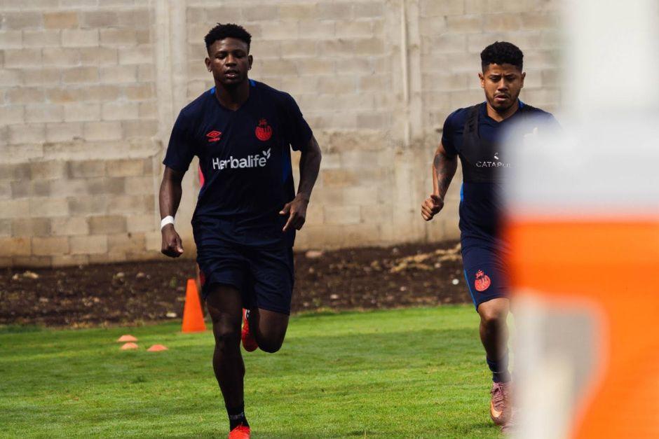 Japa y Pedro Alt&aacute;n compartieron en el entrenamiento del conjunto escarlata en el Complejo Ernesto Villa. (Foto: Rojos)