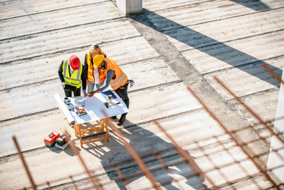 El presidente pidi&oacute; a las municipalidades evitar detener el desarrollo del pa&iacute;s, esto luego de que trascendiera que una comuna frenara la construcci&oacute;n de una autopista de manera temporal. (Foto: Canva / Soy502)