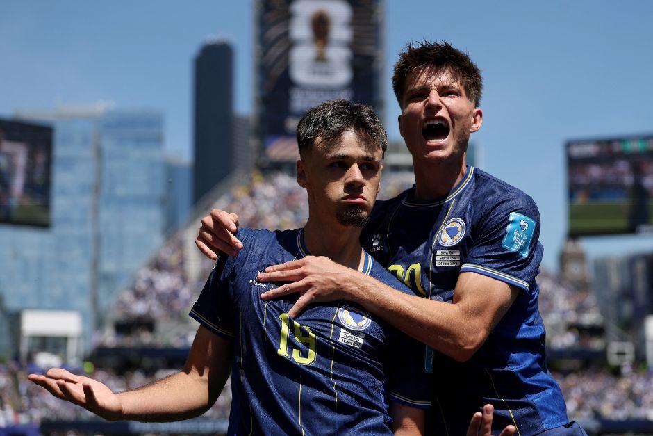 Kerim y Esmir festejaron el segundo gol de los bosnios para encaminar la victoria. (Foto: AFP)