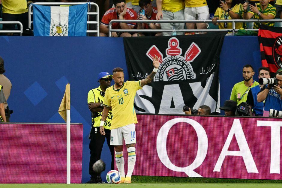 Con la bandera de Guatemala en el fondo, Neymar pudo volver a lucir el 10 de la Canarinha. (Foto: AFP)