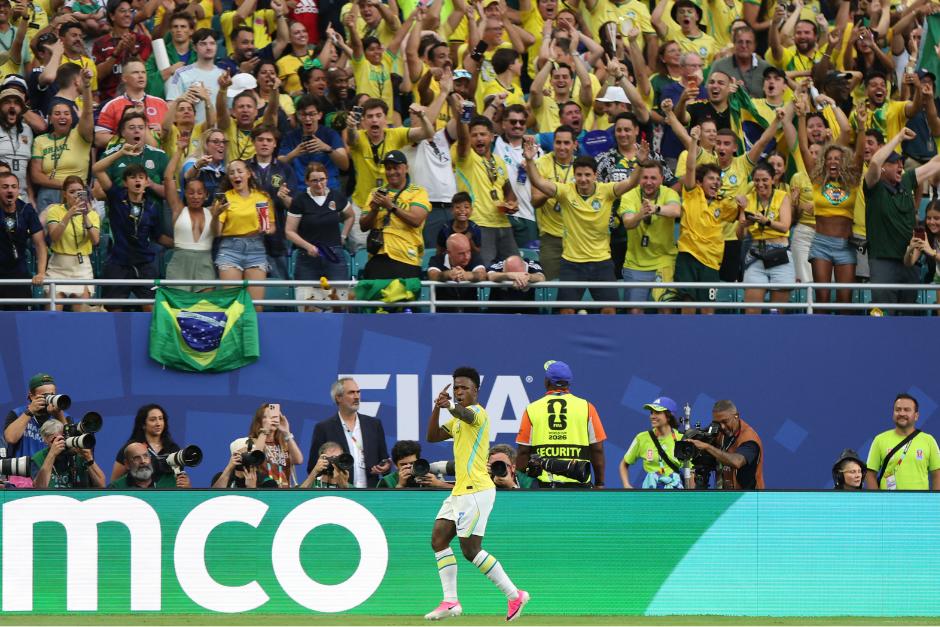 Vinicius fue el autor de dos anotaciones en la victoria frente a los escoceses. (Foto: AFP)
