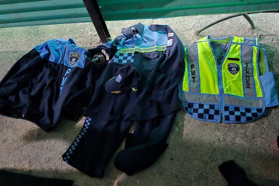 Los uniformes de la PMT de Villa Nueva fueron hallados en una guarida de terroristas. (Foto: PNC)