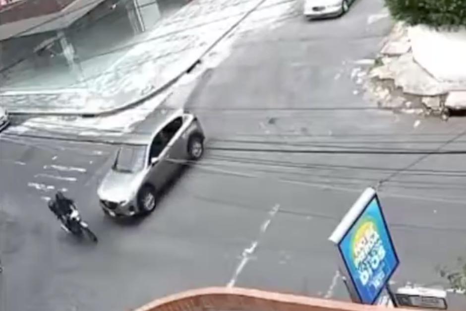 El motorista falleci&oacute; debido al impacto del choque. (Foto: Captura de video)