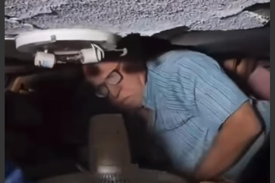 El hombre estaba sepultado entre los escombros. (Foto: captura de video)