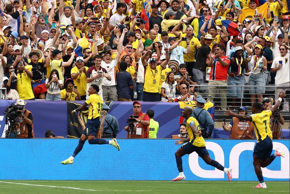 Plata festeja con sus compa&ntilde;eros y aficionados de Ecuador el gol del triunfo ante Alemania. (Foto: AFP)