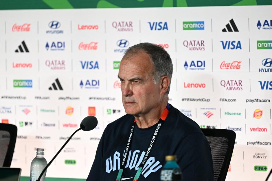 Marcelo Bielsa, durante la conferencia de prensa de Uruguay este jueves. (Foto: AFP)