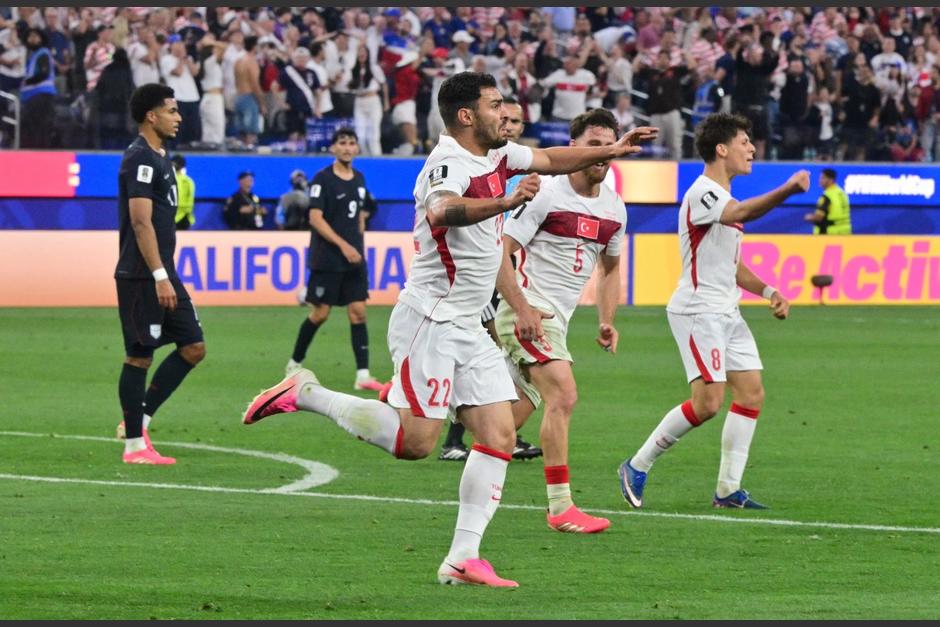 Kaan Ayhan (22) celebra tas anotar el tanto que le dio la victoria a Turqu&iacute;a sobre el final del partido ante Estados Unidos. (Foto: AFP)
