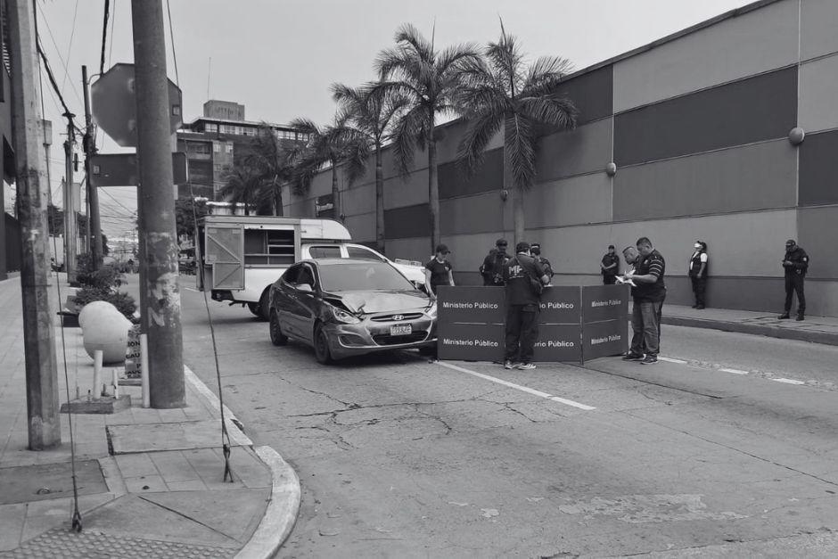 Dos hombres murieron tras ser atacados a balazos en el tr&aacute;nsito de la zona 4. (Foto:&nbsp;Jos&eacute; Pos/Colaborador)