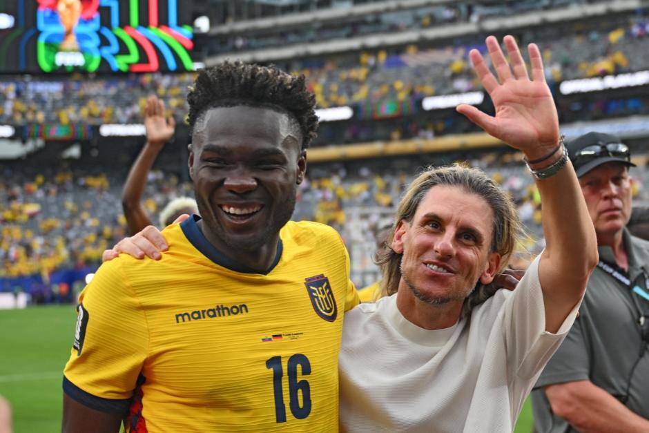 Jordy Caicedo y el t&eacute;cnico del Tricolor celebraron el triunfo. (Foto: AFP)