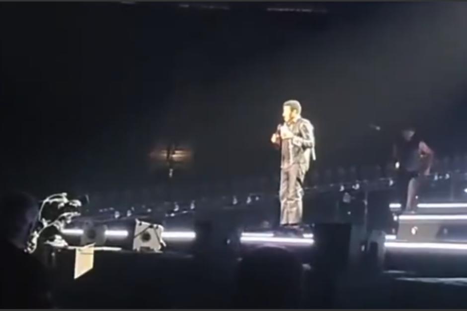 El artista present&oacute; problemas de salud sobre el escenario. (Foto: captura de video)