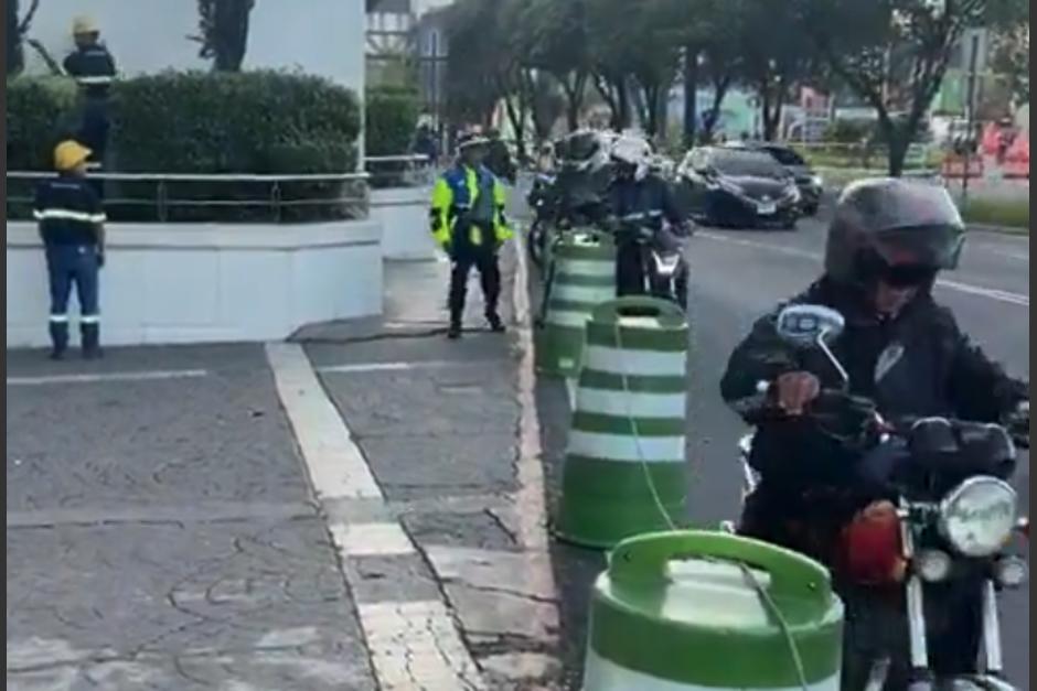 Los motoristas estaban haciendo fila a un costado de los conos verdes. (Foto: captura de video)