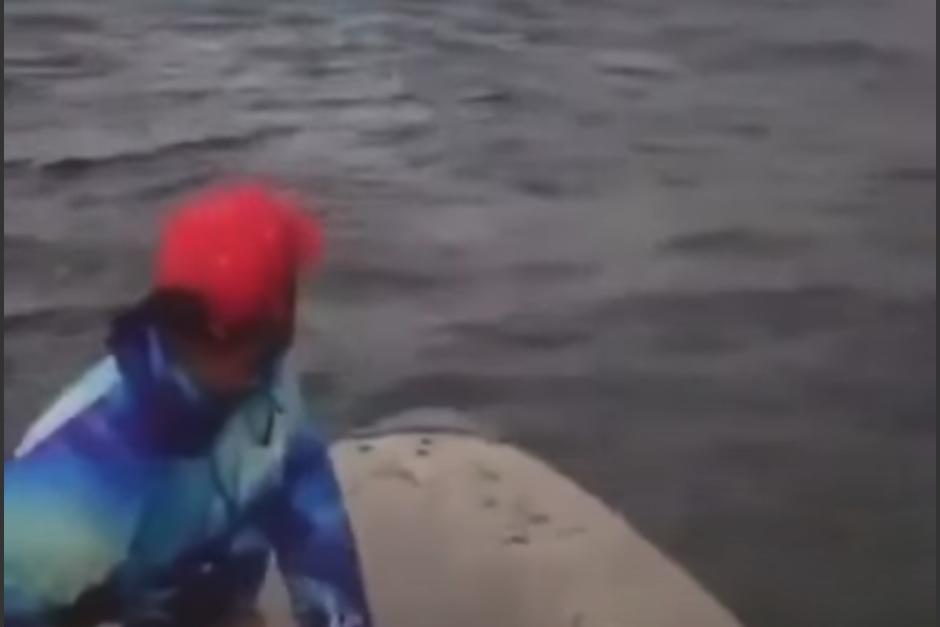 Pescadores en La Guaira grabaron desde el agua el impacto del fuerte sismo. (Foto: captura de video)