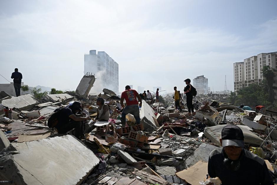 Tambi&eacute;n hay personas desaparecidas entre los escombros. (Foto: AFP)