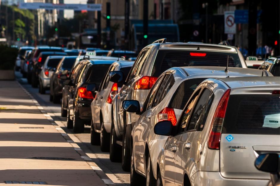 La iniciativa busca distribuir los desplazamientos de los trabajadores y estudiantes en diferentes horarios para reducir la saturaci&oacute;n vial a corto plazo. (Foto ilustrativa: Shutterstock)
