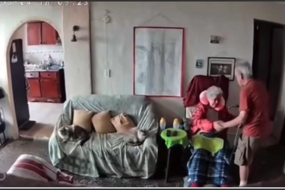 La mujer entr&oacute; en p&aacute;nico, pero su pareja estuvo all&iacute; para protegerla. (Foto: captura de video)