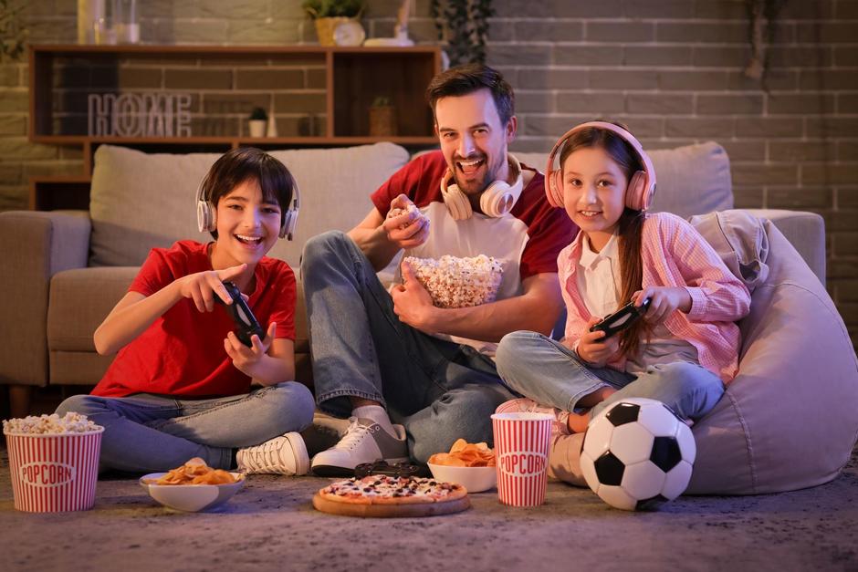 Jugar con tus hijos videojuegos ayuda a llevarse mejor, entenderse m&aacute;s y pasar tiempo juntos en familia.&nbsp;(Foto: Shutterstock)