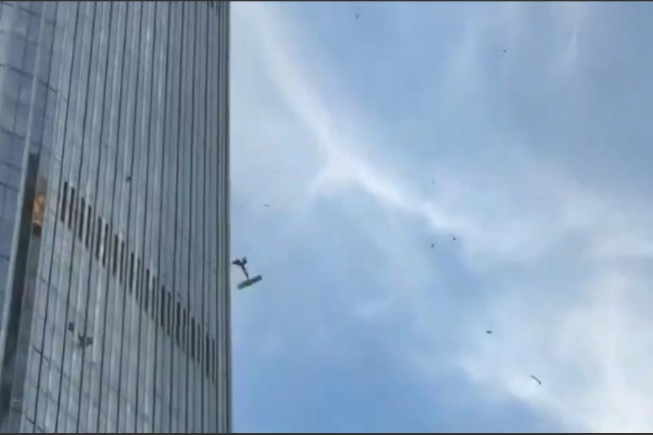 Los restos de la avioneta cayeron tras el impacto. (Foto: captura de video)