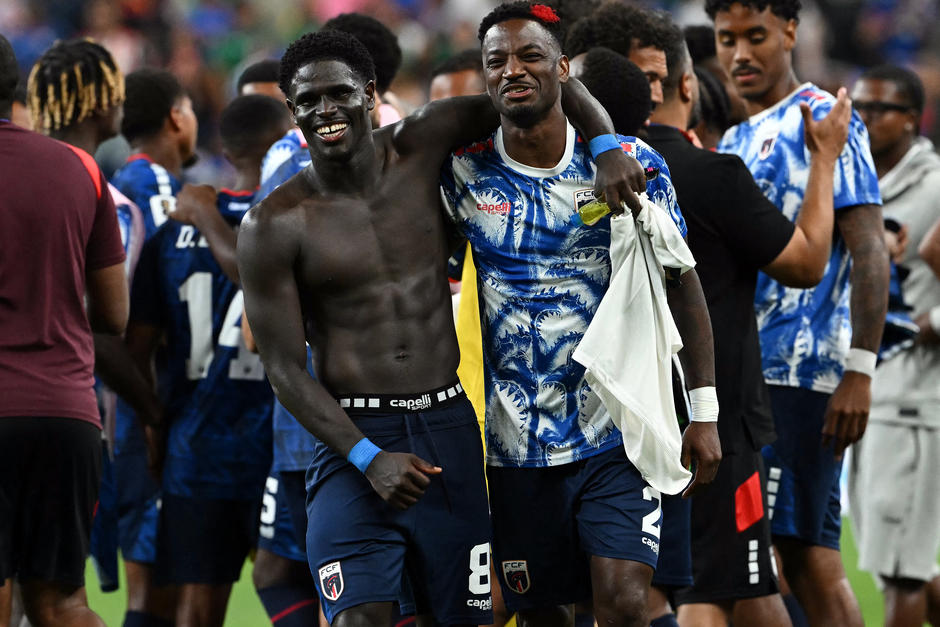 Jugadores y cuerpo t&eacute;cnico estallaron en festejos tras asegurar la primera clasificaci&oacute;n mundialista de su historia. (Foto: AFP)