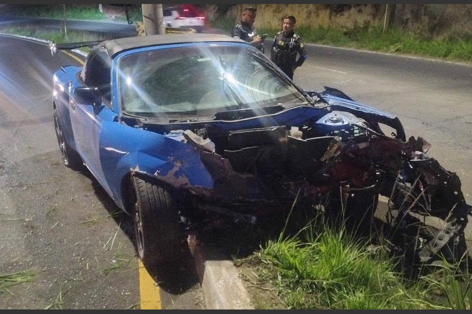 El conductor del auto huy&oacute; del lugar tras chocar. (Foto: redes sociales)