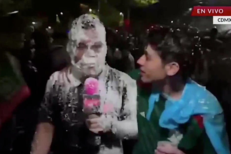 El periodista fue rociado con crema en pleno en vivo. (Foto: Captura pantalla/X)