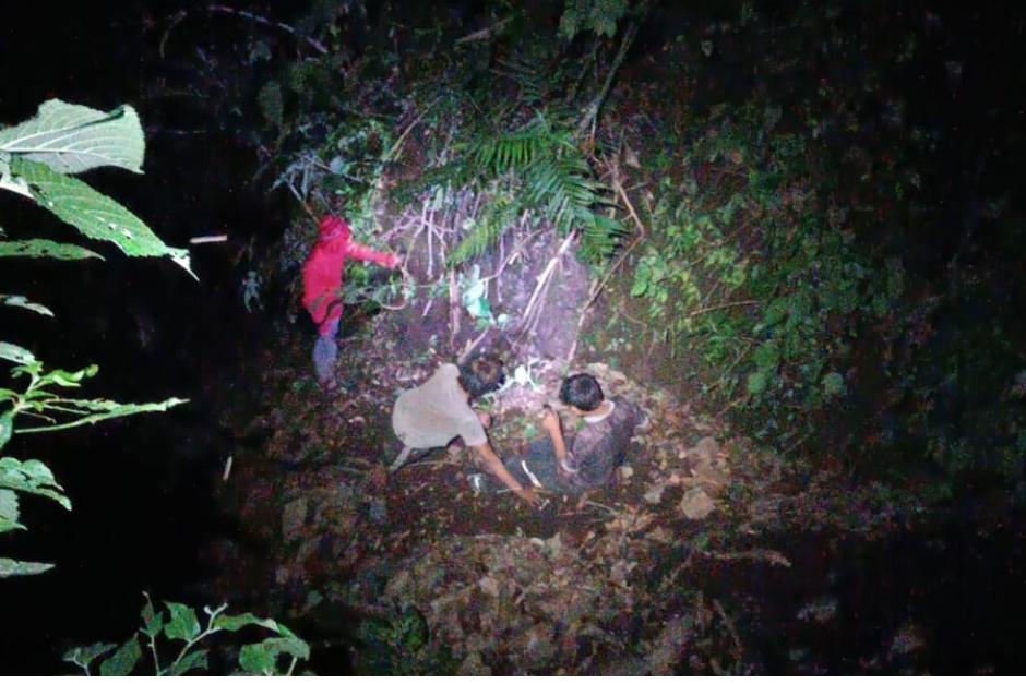 11 j&oacute;venes que hab&iacute;an sido reportados como extraviados, fueron localizados en un &aacute;rea monta&ntilde;osa de Amatitl&aacute;n. (Foto: Bomberos Voluntarios)