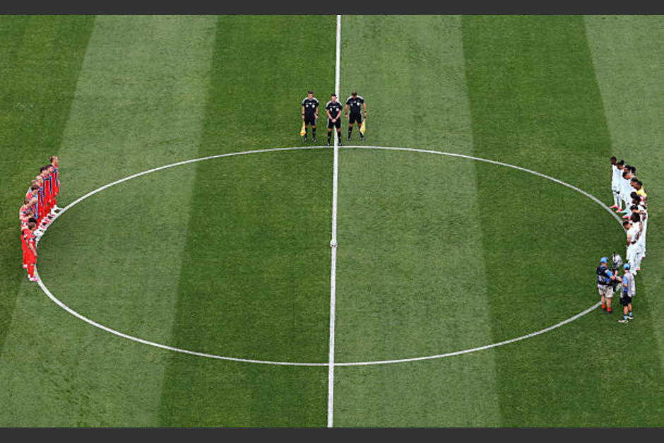 Los&nbsp;jugadores y &aacute;rbitros respetaron el minuto de silencio en el centro del campo. (Foto: Getty Images)