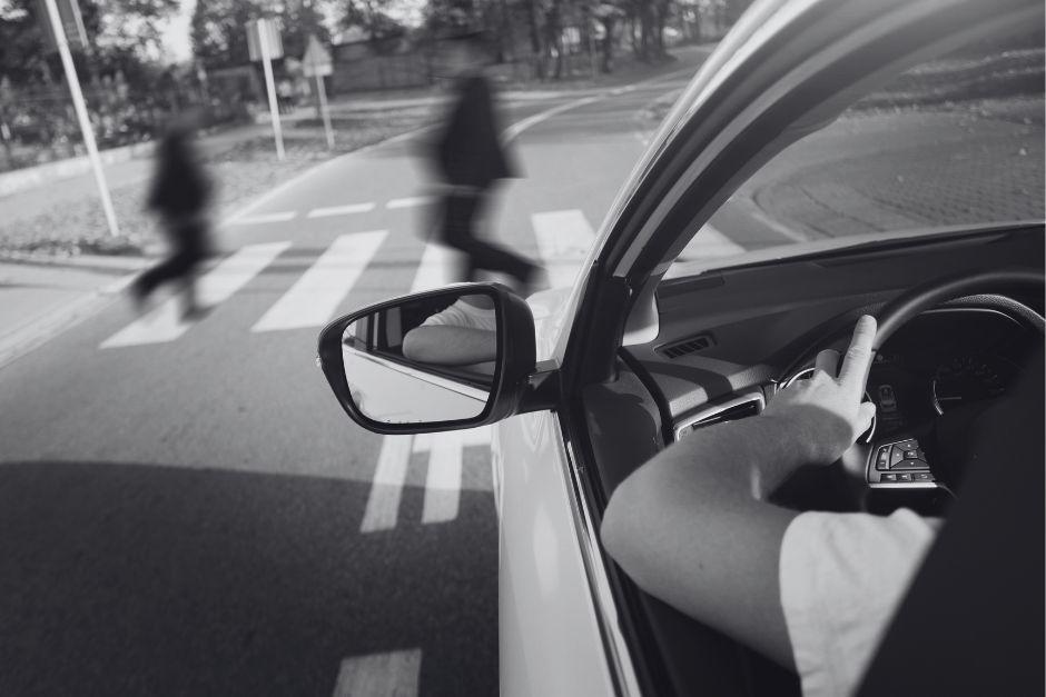 Un veh&iacute;culo que tr&aacute;nsitaba por una carretera embisti&oacute; a una mujer que cruz&oacute; la carretera sin percatarse de la aproximaci&oacute;n del auto. (Foto ilustrativa: Shutterstock)