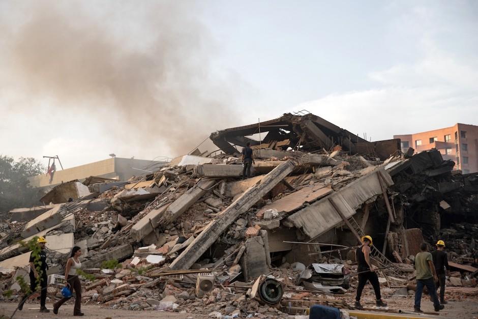 Tras dos potentes terremotos el pasado mi&eacute;rcoles, varios edificios quedaron colapsados y miles de familias afectadas. (Foto: AFP)