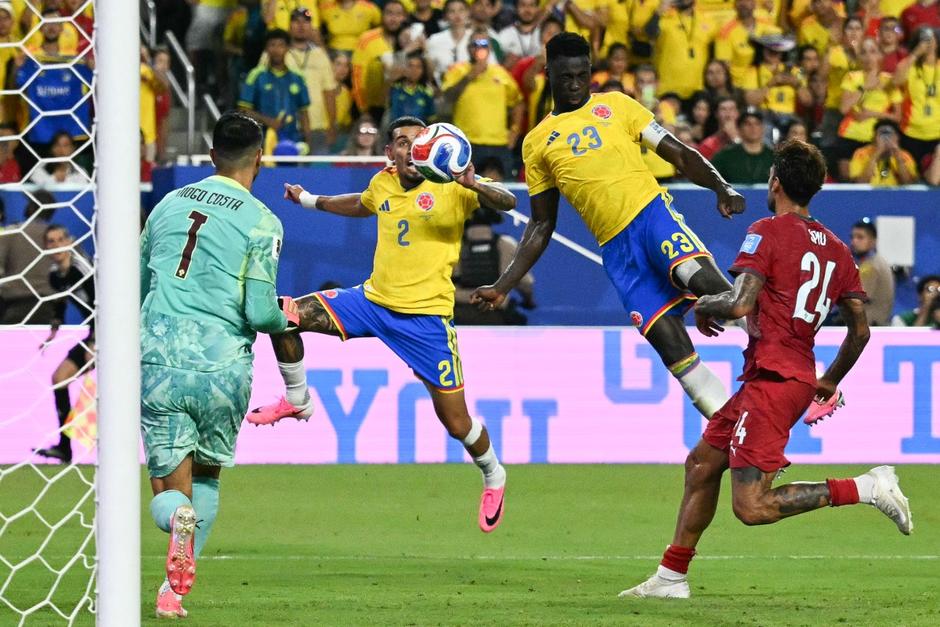 D&aacute;vinson S&aacute;nchez (23) remat&oacute; de cabeza y la mand&oacute; a guardar, pero el tanto fue anulado por un fuera de juego casi imperceptible. (Foto: AFP)