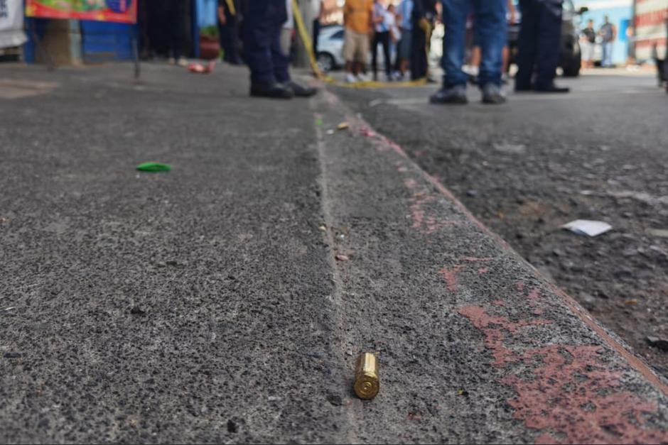 Bomberos Voluntarios acudieron al auxilio de un hombre que fue v&iacute;ctima de un ataque armado. (Foto: CBV / Soy502)
