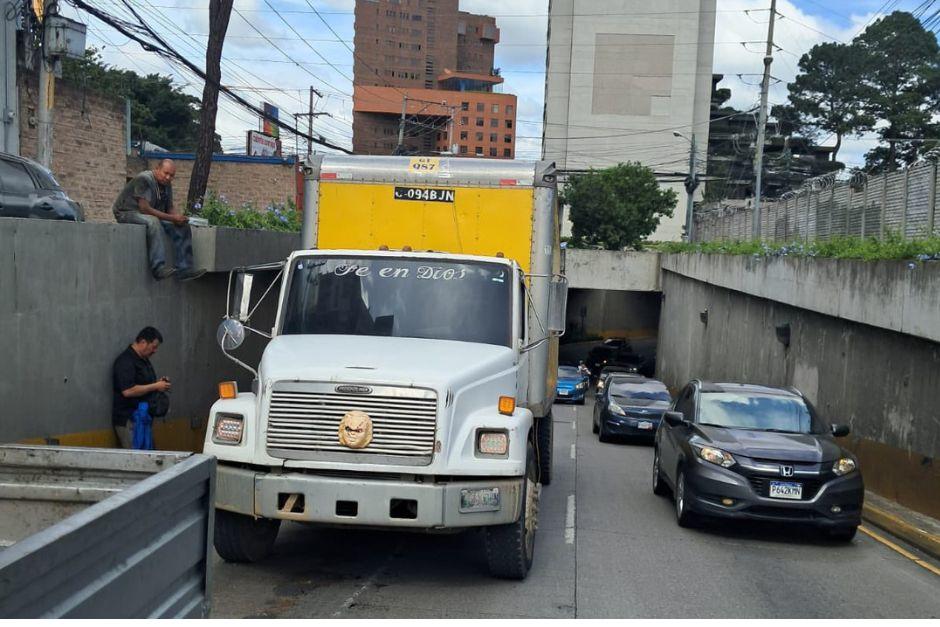 La PMT reporta un cami&oacute;n con desperfectos mec&aacute;nicos en el viaducto Dolores Bedoya de Molina, zona 10. (Foto: PMT/Soy502)