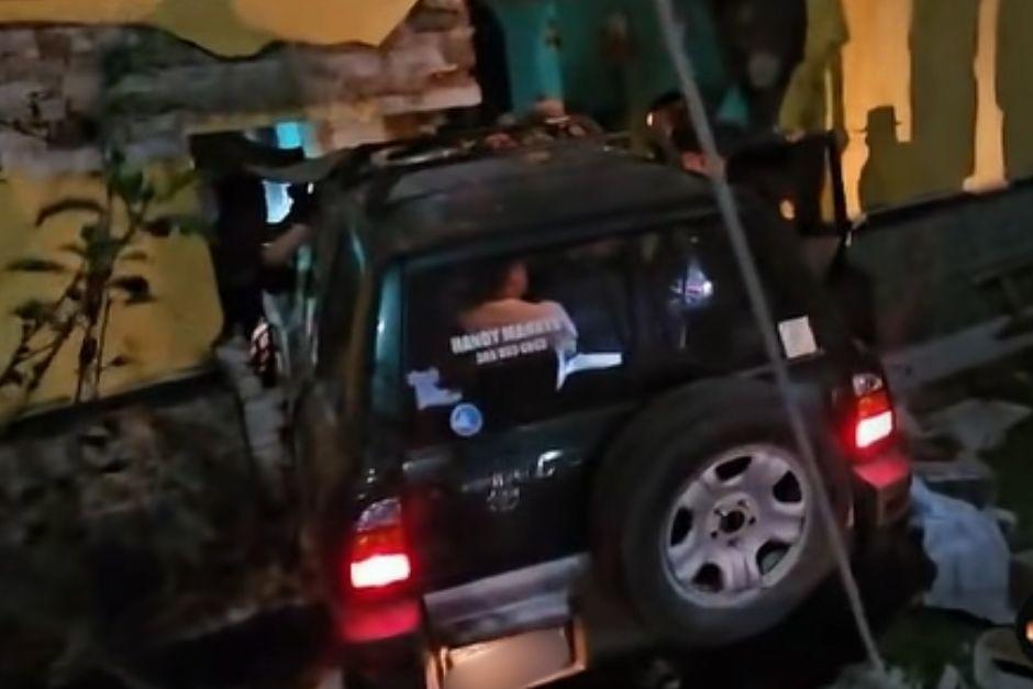 La vivienda sufri&oacute; severos da&ntilde;os en su estructura al recibir el fuerte impacto.&nbsp;(Foto: captura de video)