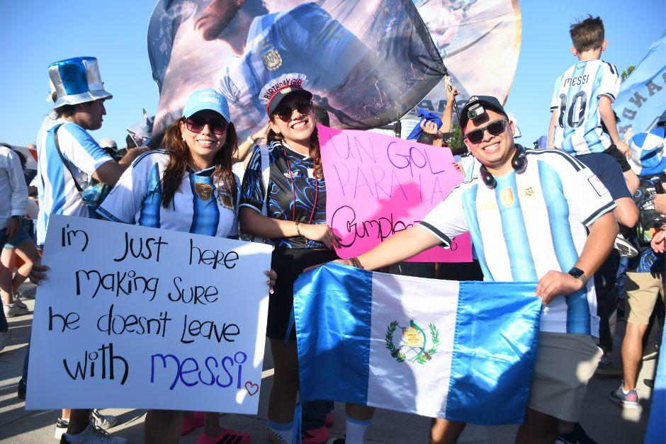 "Solo estoy aqu&iacute; para asegurarme que &eacute;l no se vaya con Messi", dice este curioso cartel, junto a la bandera chapina. (Foto: Rudy Mart&iacute;nez)