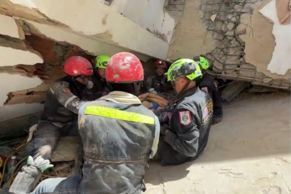 Rescatistas estadounidenses logran salvar con vida a madre e hijo de los escombros tras el terremoto en Venezuela. (Foto: Captura de pantalla. Redes Departamento de Estados/Soy502)